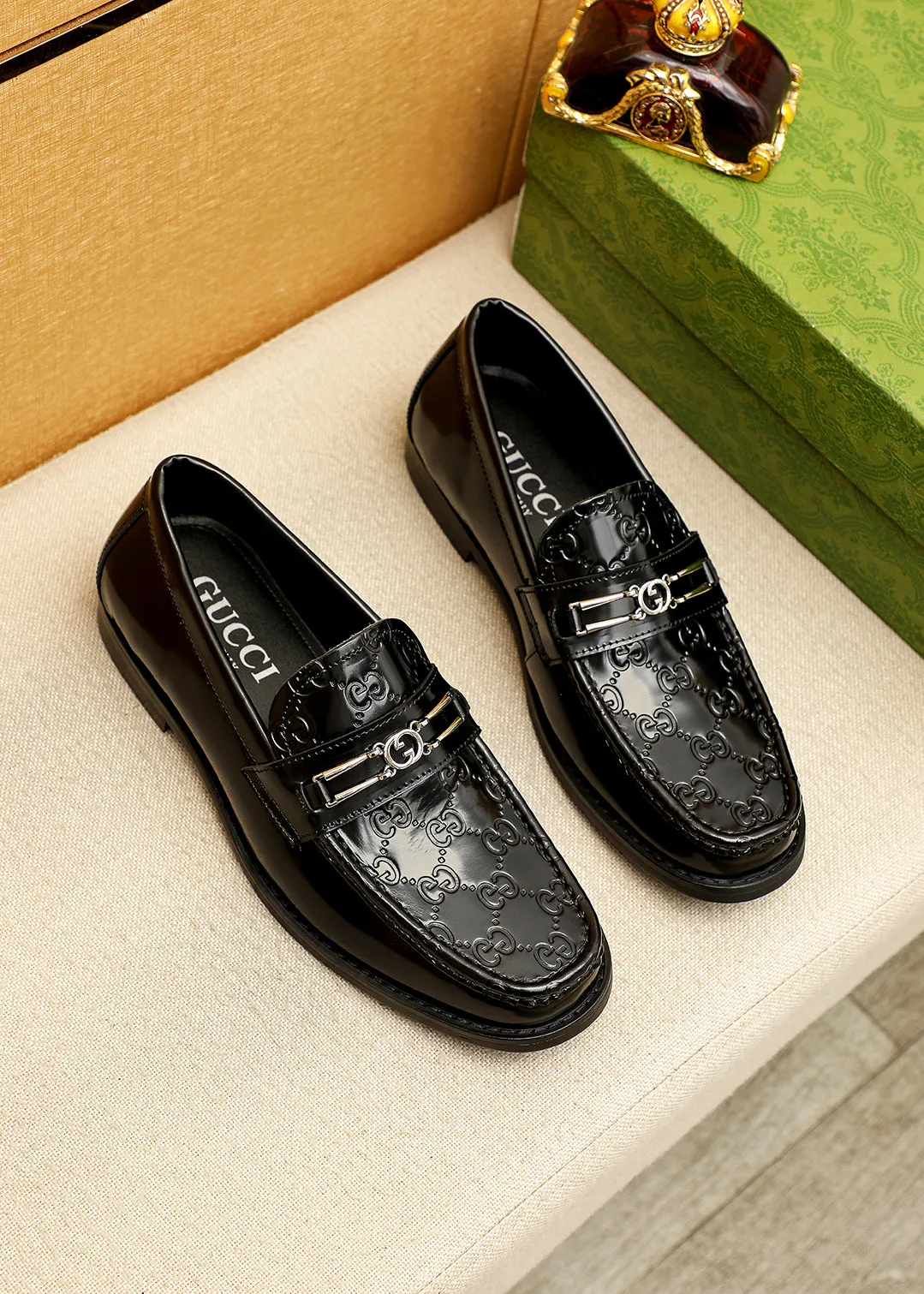 Men's shoes 💰480 💐 Product trademark: GUCCI "Gucci" casual leather shoes Regular size: 38-44 (45.46🉑️customized) Product materials: Selected imported first-layer open-edge beaded cowhide embossed upper + luxury hardware buckle, imported water-dyed cowhide leather lining. Strong three-dimensional visual effect, original outsole color: 2 colors available